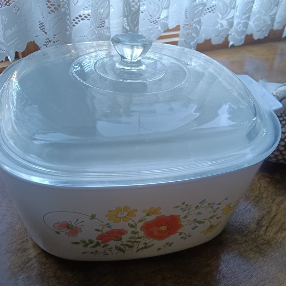 Corning 3 quart casserole dish W/ Lid.